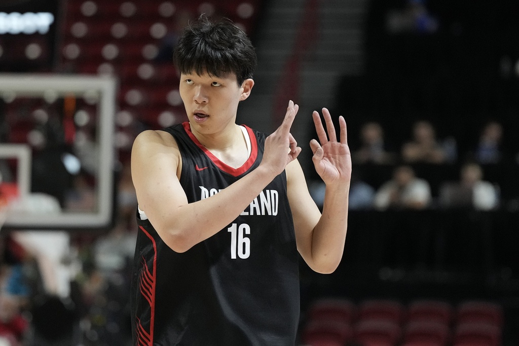 媒体人：杨瀚森有些不适应NBA级别的对抗 机会要靠自己去全力争取